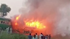 Poár po výbuchu propanbutanové bomby ve vlaku v Pákistánu (31. íjna 2019)