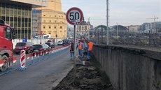 Praha roziuje chodník mezi Vinohradskou ulicí a hlavním nádraím. (30.10.2019)