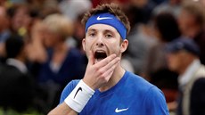 Corentin Moutet b�hem duelu druhého kola v pa�í�ské hale Bercy