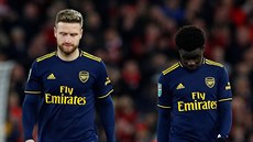 Shkodran Mustafi (20) a Bukayo Saka z Arsenalu po vyazení z anglického...