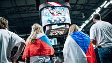 Nymburské fanynky sledují zápas v arén VEF Riga.