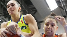 Marija Re�anová (vlevo) z USK Praha v souboji s Ilaydou Gunerovou z Cukurovy.