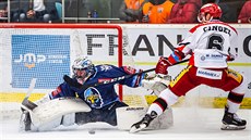 Kladenský gólman Denis Golda zasahuje ped Lukáem Cingelem z Hradce Králové.