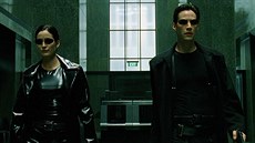 Carrie-Anne Mossová a Keanu Reeves ve filmu Matrix (1999)