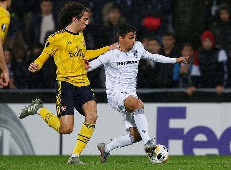 Matteo Guendouzi z Arsenalu napadá Rochinhu z Guimaraese.