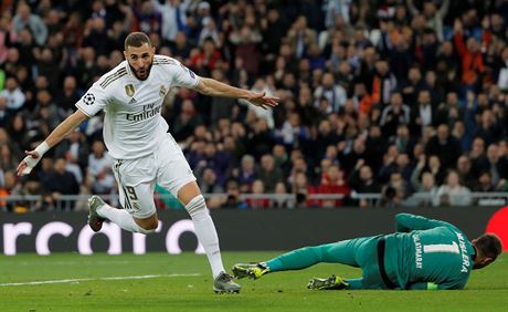 Karim Benzema (Real Madrid) se v Lize mistr trefil i v patnct sezon v ad.