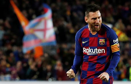 Lionel Messi oslavuje svoji trefu z pmho kopu.