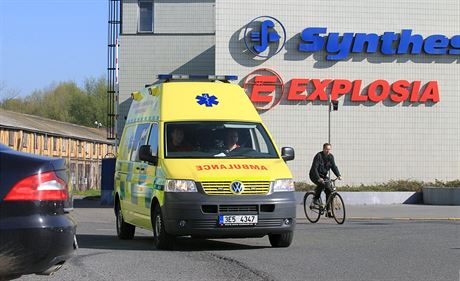 Sanitka ped areálem chemiky Explosia v Pardubicích-Semtín. (20. dubna 2011)