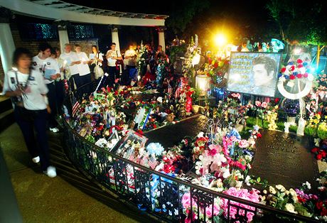 Lidé u hrobu Elvise Presleyho v americkém Memphisu.