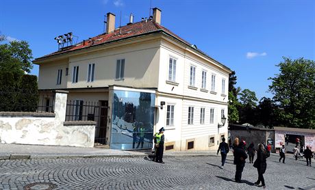 Kanclé Vratislav Myná bydlel se svou manelkou Alex ve stometrovém sluebním...