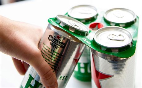 Spolenost Heineken nahradí plastový drák pivních plechovek recyklovatelným...