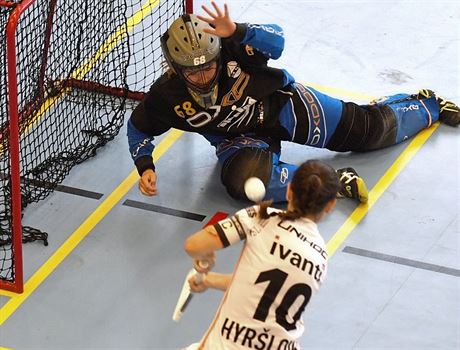 Brankáka florbalistek FBC Crazy Girls Liberec Kateina Dlouhá zasahuje.