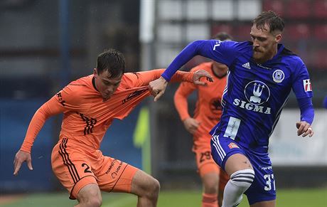 Pavel Bucha (vlevo) z Mladé Boleslavi faulovaný Milanem Kerbrem z Olomouce.