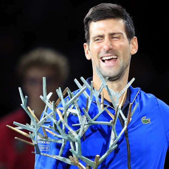 Novak Djokovi se chechtá, práv pevzal trofej pro vítze turnaje v Paíi.