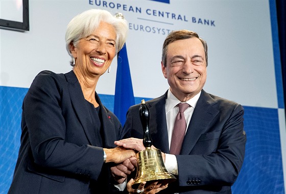 Odcházející prezident ECB Mario Draghi pedává své nástupnictví Francouzce...