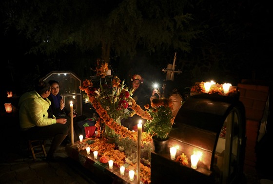 Píbuzní tráví noc vedle hrobky svých blízkých na hbitov v Los Reyes bhem...