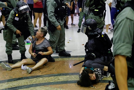 Policie zasahuje proti demonstrantm v nákupním centru v Hongkongu (3. 11. 2019)
