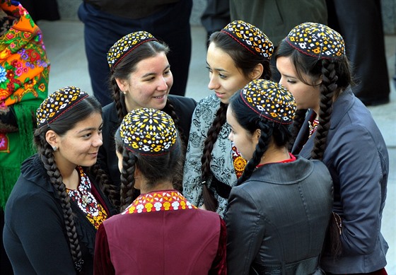 Turkmenské studentky obleené do tradiních místních odv