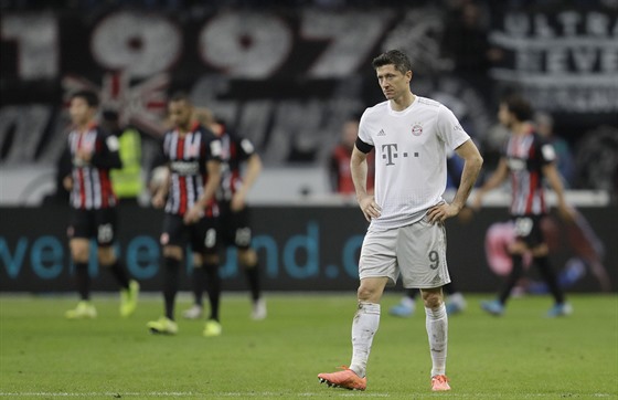 Robert Lewandowski z Bayernu Mnichov poté, co jeho tým inkasoval pátý gól proti...