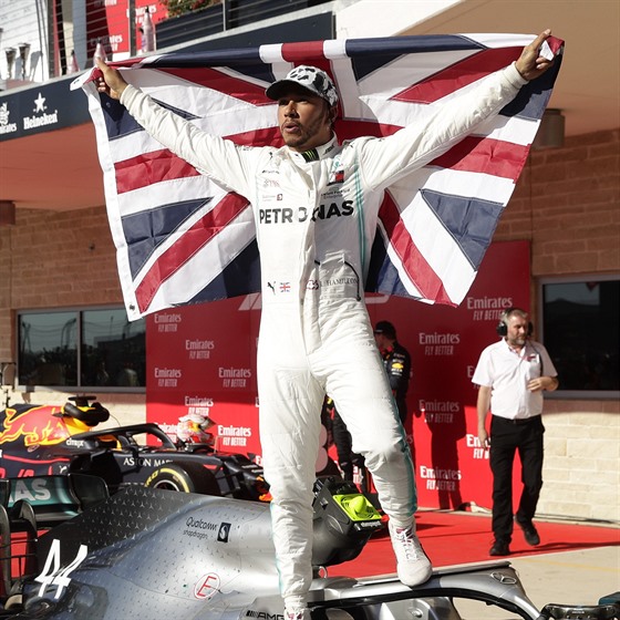 Jezdec Mercedesu Lewis Hamilton slaví s britskou vlajkou po Velké cen USA, ve...
