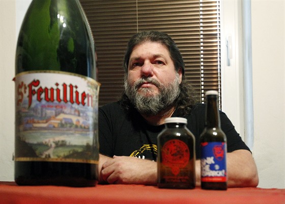 Rekordman v počtu ochutnaných piv Vlastimil Novotný je zároveň sběratelem...