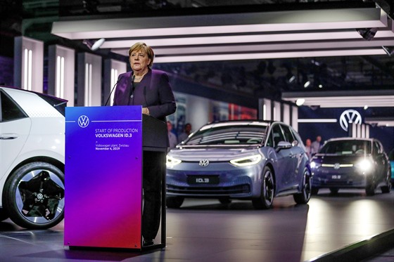 Nemecká kancléřka Angela Merkelová slavnostně otevírala na podzim 2019 továrnu na elektromobily značky Volkswagen.