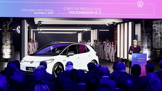 Německá kancléřka Angela Merkelová zahájila výrobu elektromobilu Volkswagen...