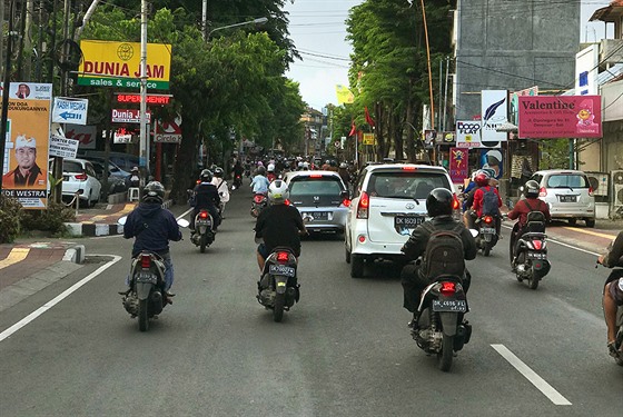 Kadodenn pohled pi cestovn po Bali a 500 motorek na metr tveren