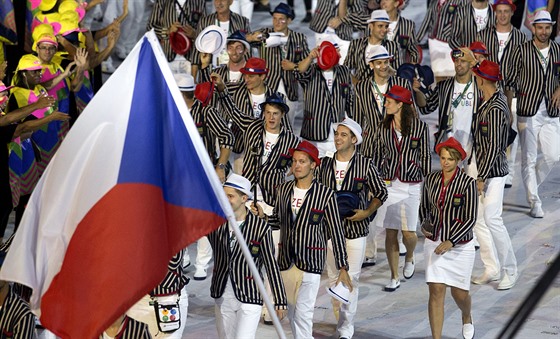 Čeští sportovci si užívají nástup na zahájení olympijských her v brazilském Riu. (6. srpna 2016)