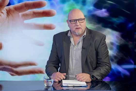 Redaktor MF DNES Václav Janou v diskusním poadu Rozstel. (1. listopadu 2019)