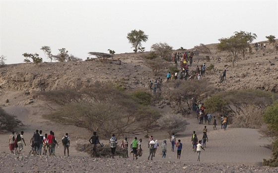 Etioptí migranti jsou vedeni pevadem. (15. ervence 2019)