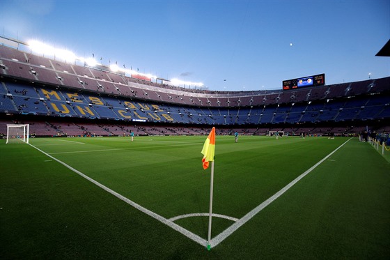 Obrovitý stadion Camp Nou hodiny ped zápasem Ligy mistr mezi Barcelonou a...