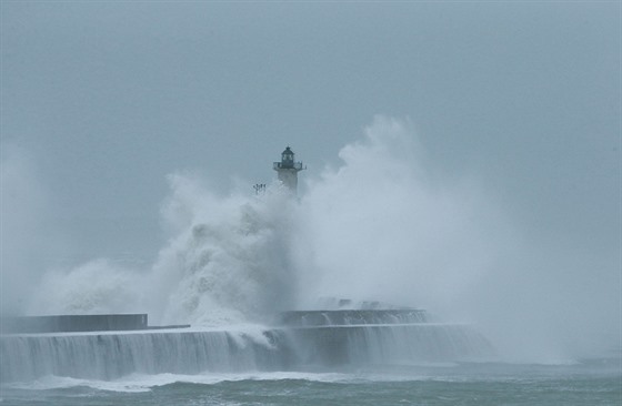 Jihozápad Francie trápí silný vítr a boue. Snímek pochází z Boulogne-sur-Mer....