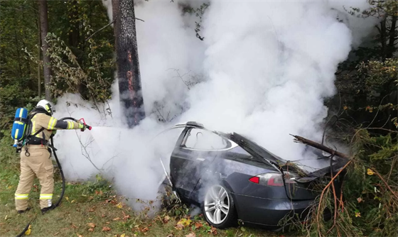 Hořící elektromobil značky Tesla hasilo na padesát hasičů. (4. října 2019)