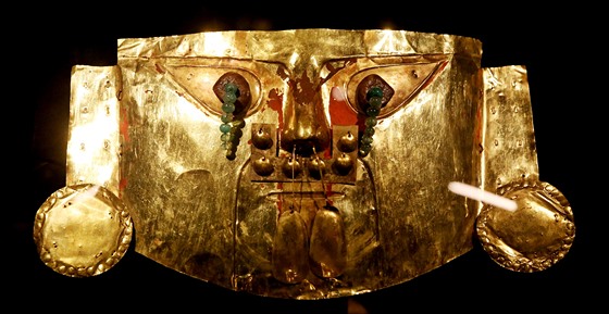 K nejcennjím exponátm výstavy Poklad Ink patí velká posmrtná zlatá maska...