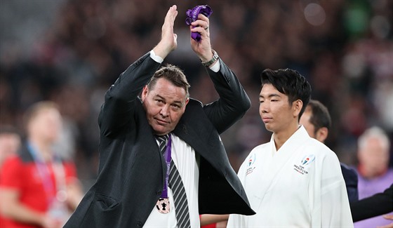 Trenér Steve Hansen s bronzovou medailí na krku z MS 2019 kyne fanoukm po...