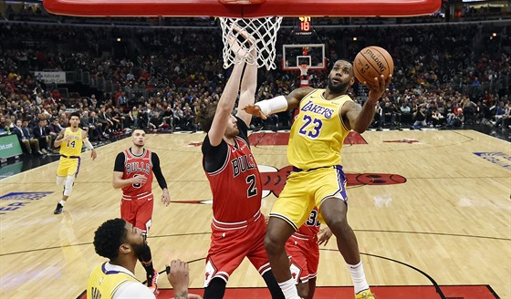 LeBron James z Los Angeles Lakers zakonuje v utkání proti Chicagu.