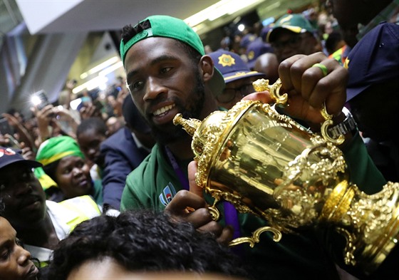 Jihoafrický ragbista Siya Kolisi s trofejí proti svtové ampiony pi návratu...