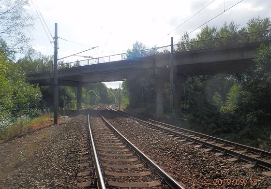 Most přes hlavní železniční trať u Chodova na Sokolovsku je ve špatném stavu....