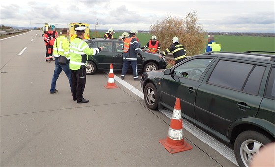 Nehoda nákladního a osobního automobilu na dálnici D1 nedaleko Bezměrova na...