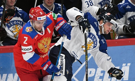 Ruský hokejista Arťjom Zub (vlevo) v souboji s   Teemu Hartikainenem z Finska.