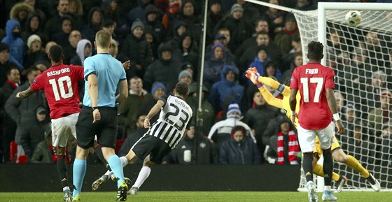 Marcus Rashford (vlevo) z Manchesteru United dává gól v zápase s Partizanem...
