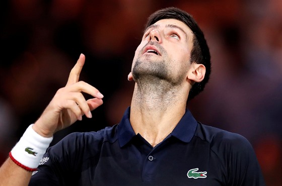 Novak Djokovi slaví svj postup do semifinále halového turnaje v Paíi.