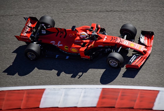 Sebastian Vettel z Ferrari bhem tréninku v Austinu