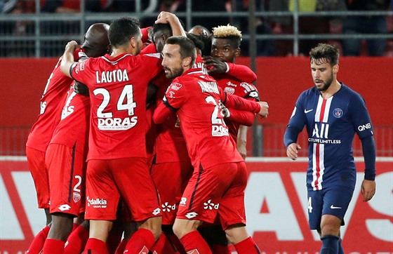 Fotbalisté Dijonu oslavují trefu proti Paris St Germain.