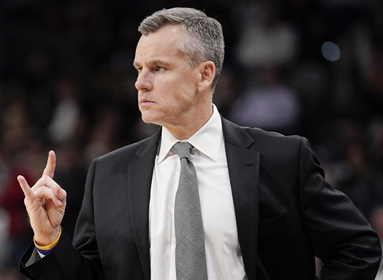 Billy Donovan, trenér Oklahoma City, ádá zahrání akce jménem parohy.