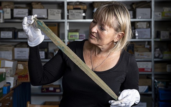Archeoložka z rychnovského muzea Martina Beková ukazuje bronzový meč, který...