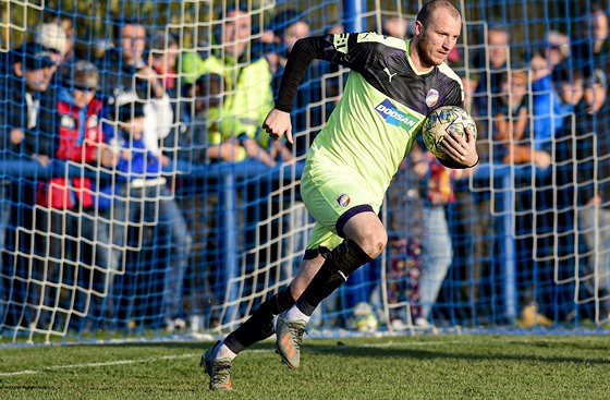 Plzeský útoník Michael Krmeník slaví gól do sít Chlumce nad Cidlinou.