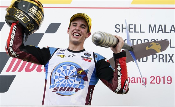 Álex Márquez slaví triumf v Moto2.