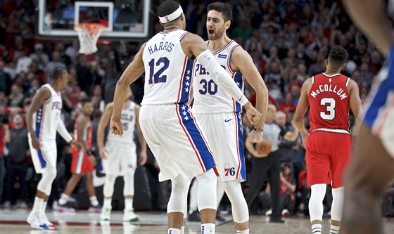 Furkan Korkmaz (vpravo) a Tobias Harris z Philadelphie slaví skalp Portlandu.